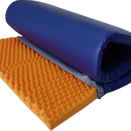 colchoneta antiescaras enrollada con forro impermable azul