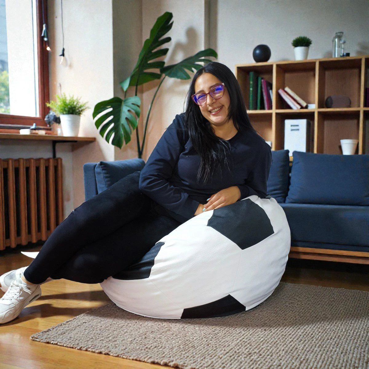 mujer sentada en un puff con diseño de balon redondo